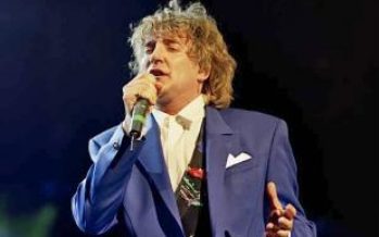 20 jaar geleden: Rod Stewart treedt op met Faces tijdens Brit Awards