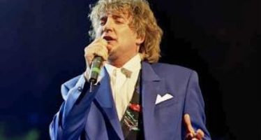 20 jaar geleden: Rod Stewart treedt op met Faces tijdens Brit Awards