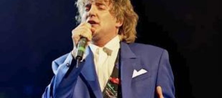 20 jaar geleden: Rod Stewart treedt op met Faces tijdens Brit Awards