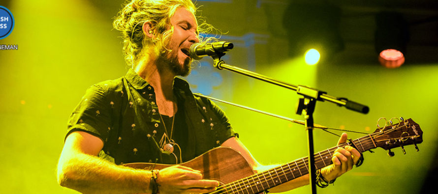 Jeremy Loops weet perfect te combineren in Paradiso